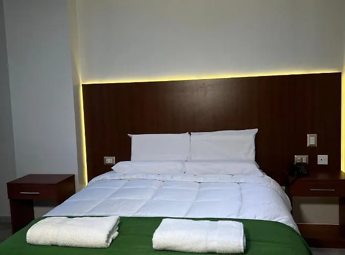 El Alamo, Ejecutivo Y Hotel